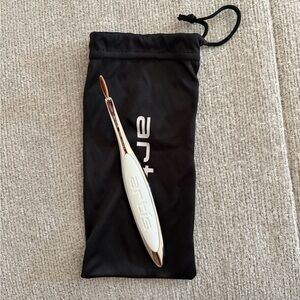 artis Linear 1 Makeup Brush with Black Pouch and White Handle